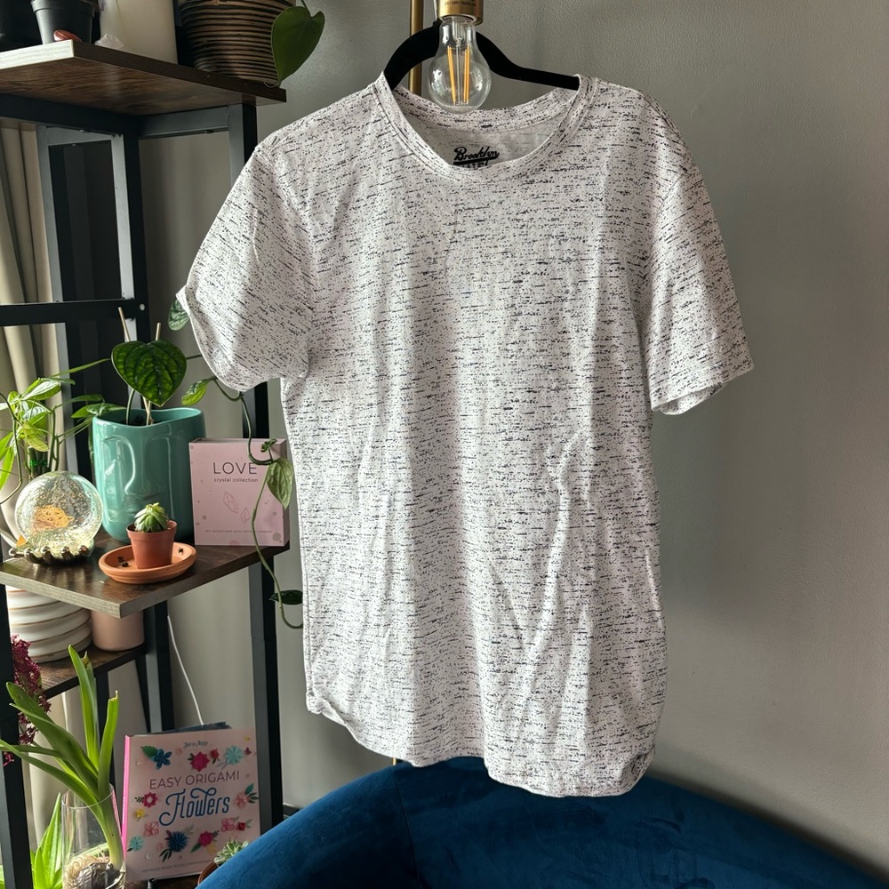 men’s white and black brooklyn cloth tee